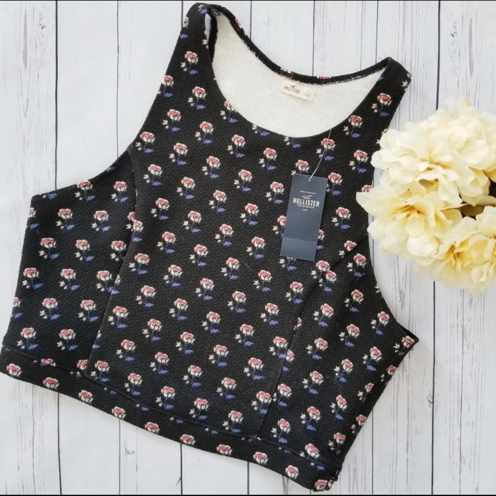 🌹 Hollister (L) Small Rose Print Black Crop Top